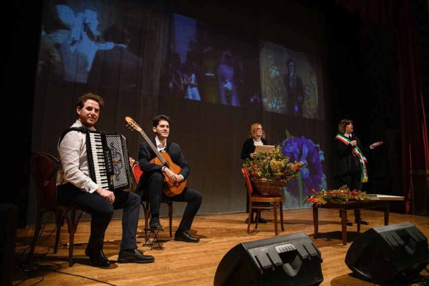 Santa Croce Sullarno Grande Festa Al Teatro Verdi Per Le Nozze Doro